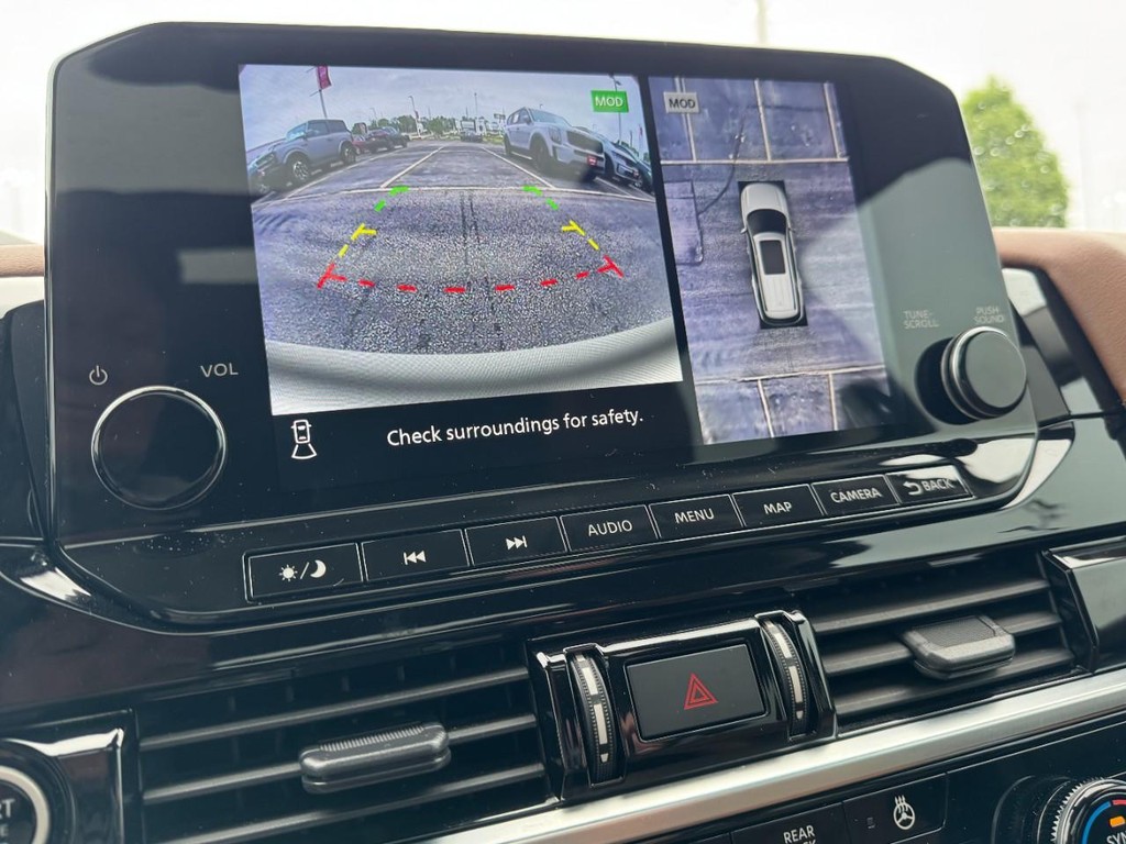 Nissan Pathfinder Vehicle Full-screen Gallery Image 23