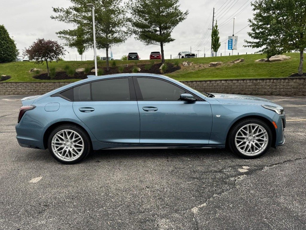 Cadillac CT5 Vehicle Full-screen Gallery Image 02