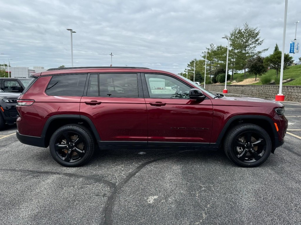 Jeep Grand Cherokee L Vehicle Full-screen Gallery Image 02
