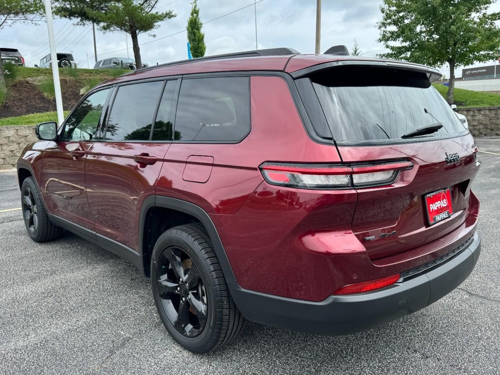 Jeep Grand Cherokee L Vehicle Full-screen Gallery Image 05