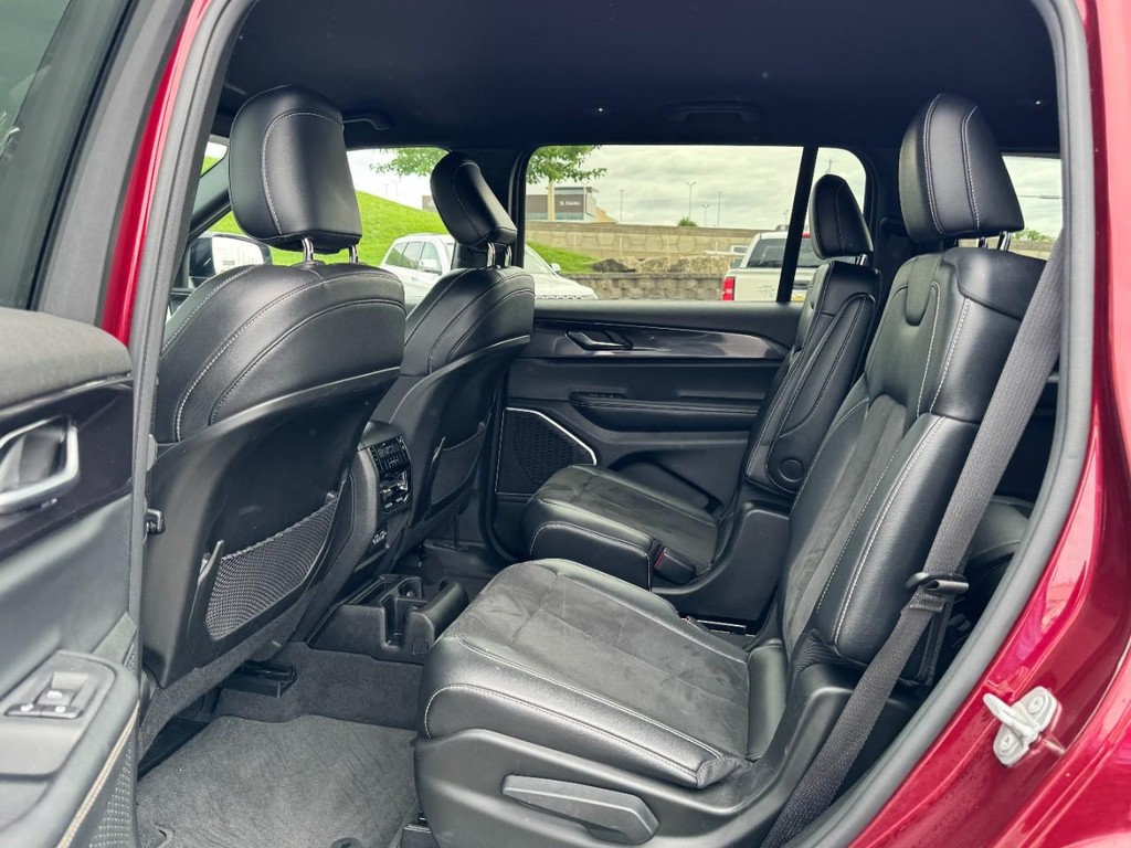 Jeep Grand Cherokee L Vehicle Full-screen Gallery Image 10