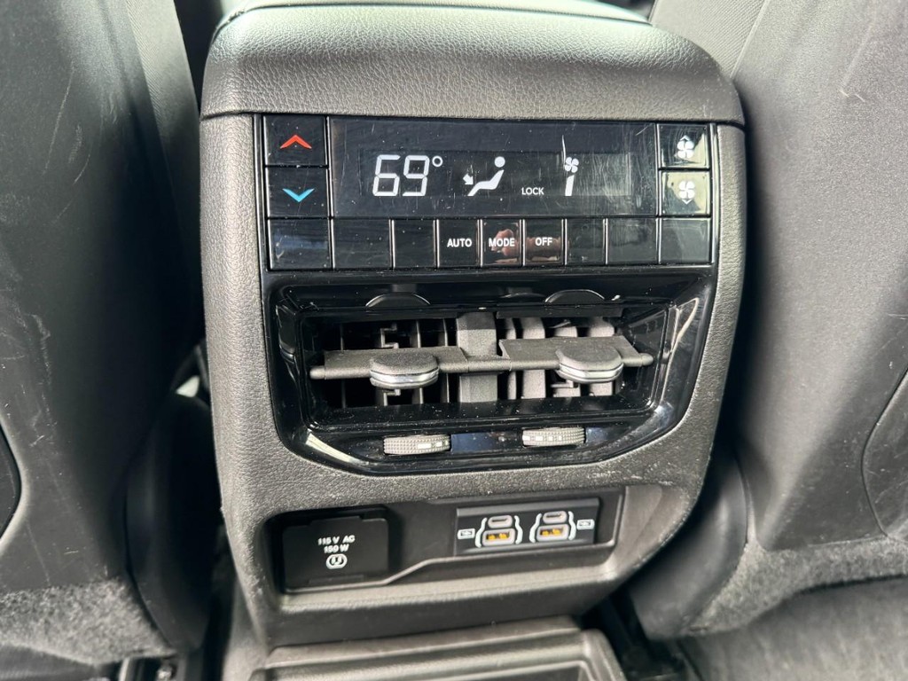 Jeep Grand Cherokee L Vehicle Full-screen Gallery Image 12