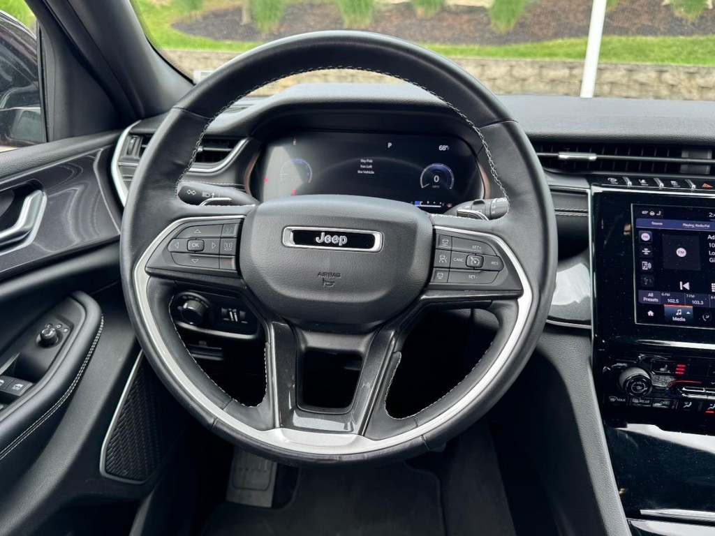Jeep Grand Cherokee L Vehicle Full-screen Gallery Image 14