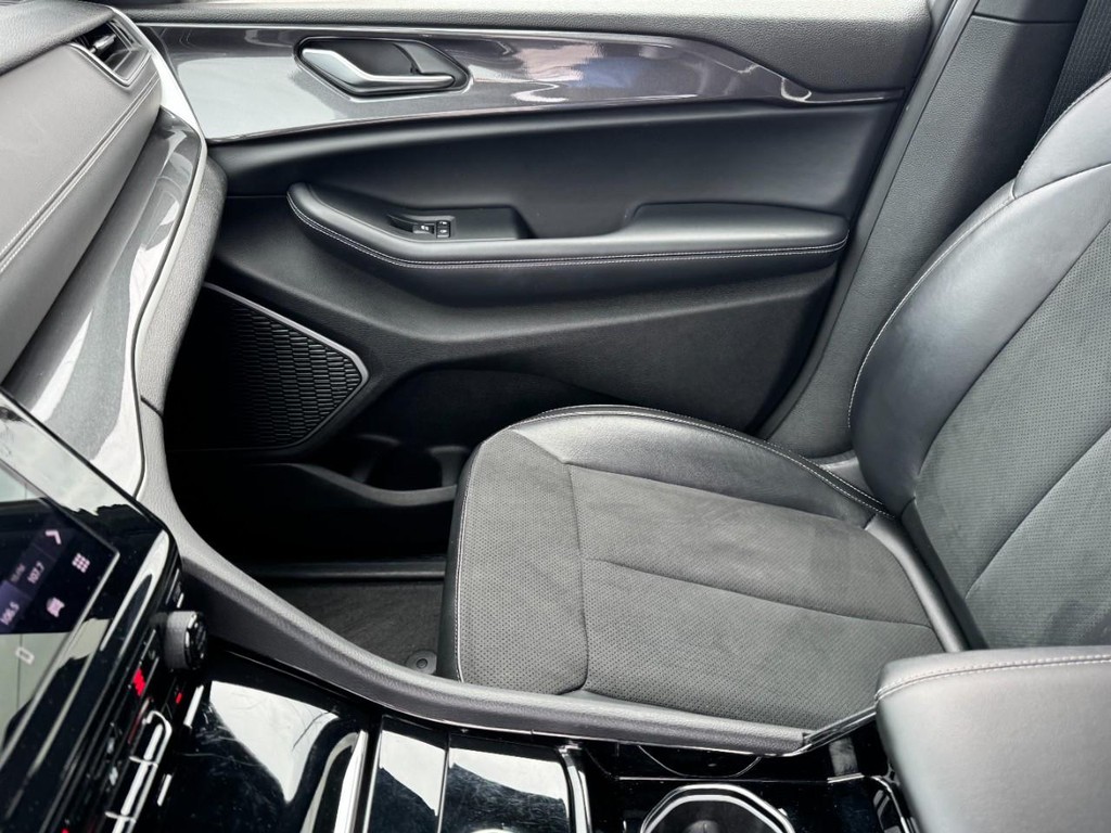 Jeep Grand Cherokee L Vehicle Full-screen Gallery Image 15