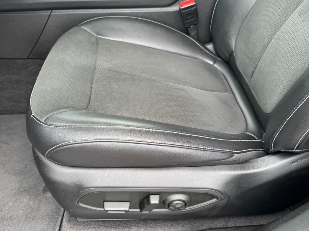 Jeep Grand Cherokee L Vehicle Full-screen Gallery Image 16