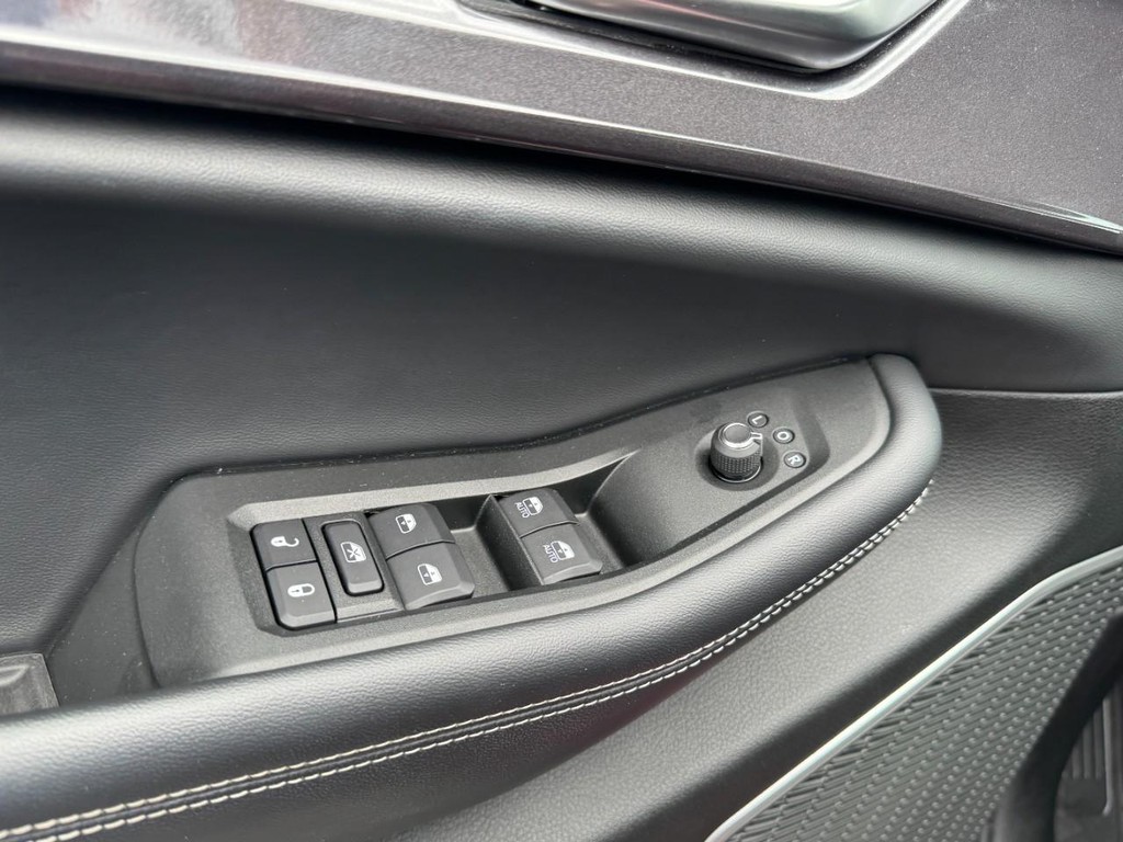 Jeep Grand Cherokee L Vehicle Full-screen Gallery Image 17