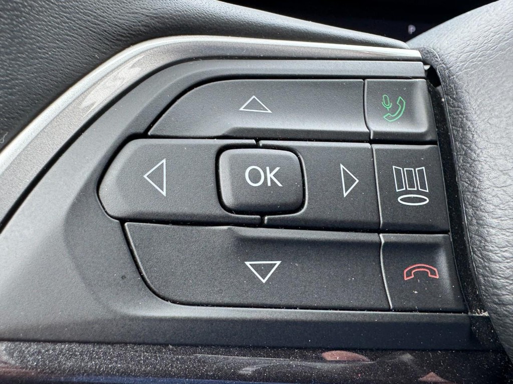 Jeep Grand Cherokee L Vehicle Full-screen Gallery Image 18