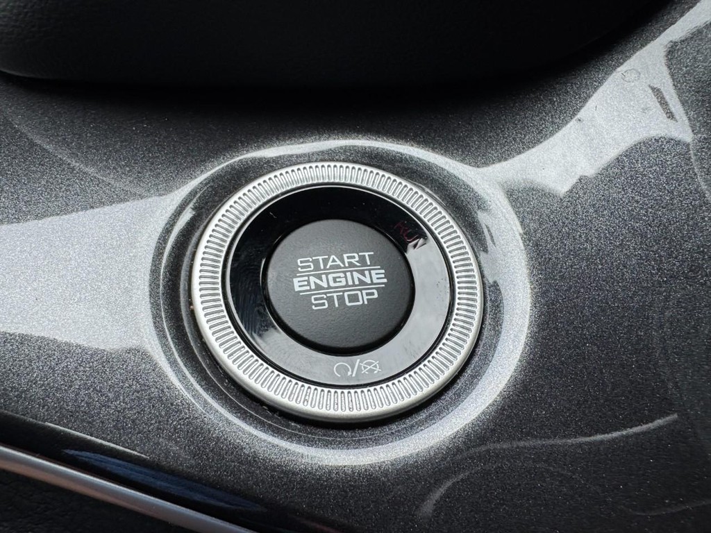 Jeep Grand Cherokee L Vehicle Full-screen Gallery Image 22