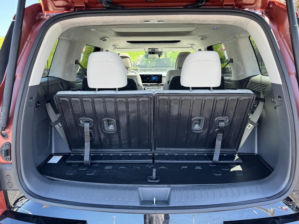 Hyundai Santa Fe Hybrid Vehicle Full-screen Gallery Image 06