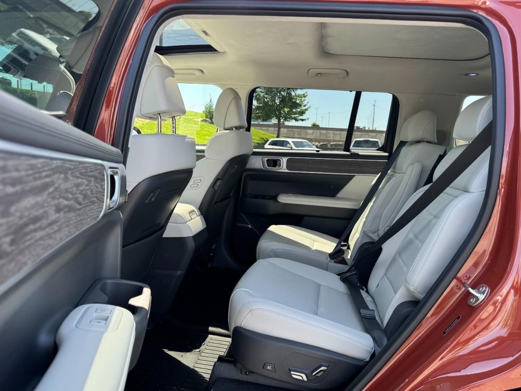 Hyundai Santa Fe Hybrid Vehicle Full-screen Gallery Image 10
