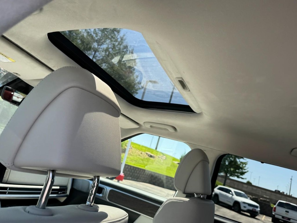 Hyundai Santa Fe Hybrid Vehicle Full-screen Gallery Image 11