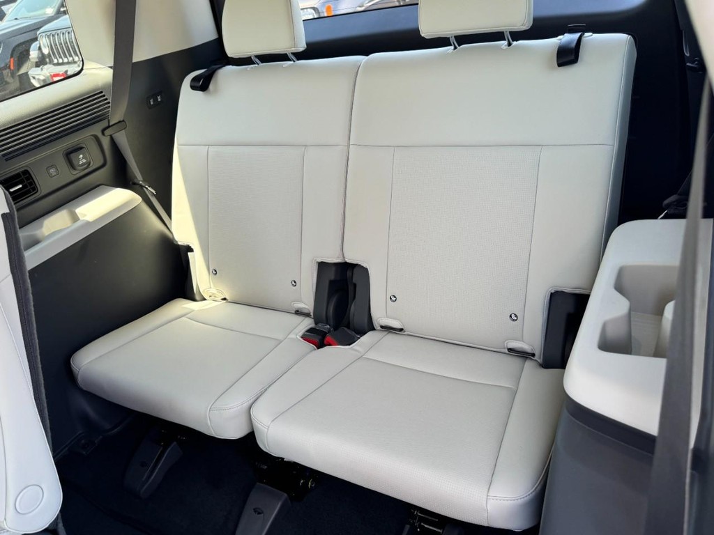 Hyundai Santa Fe Hybrid Vehicle Full-screen Gallery Image 12