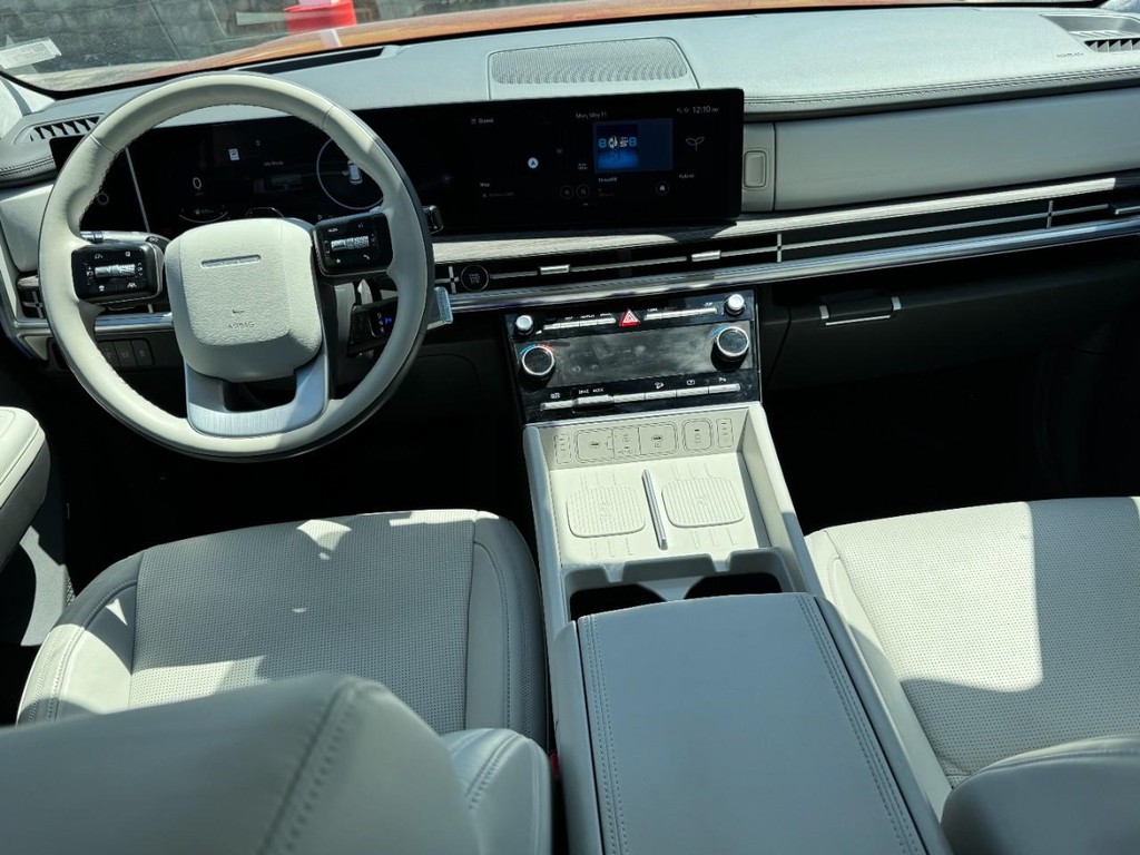 Hyundai Santa Fe Hybrid Vehicle Full-screen Gallery Image 13