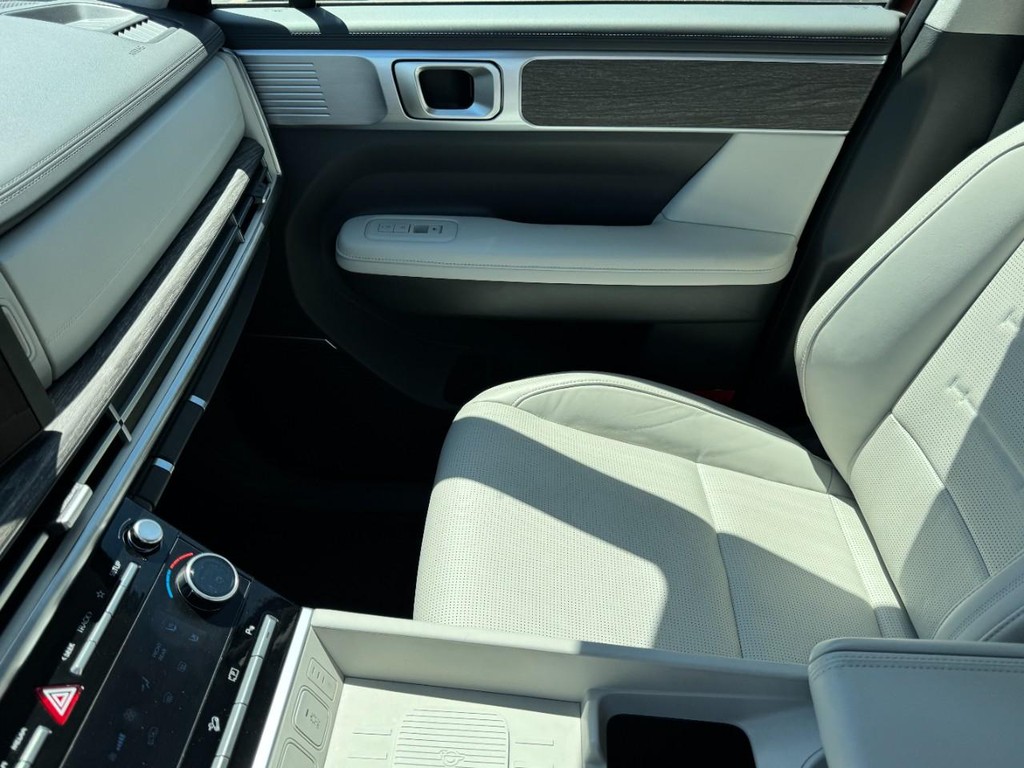 Hyundai Santa Fe Hybrid Vehicle Full-screen Gallery Image 15
