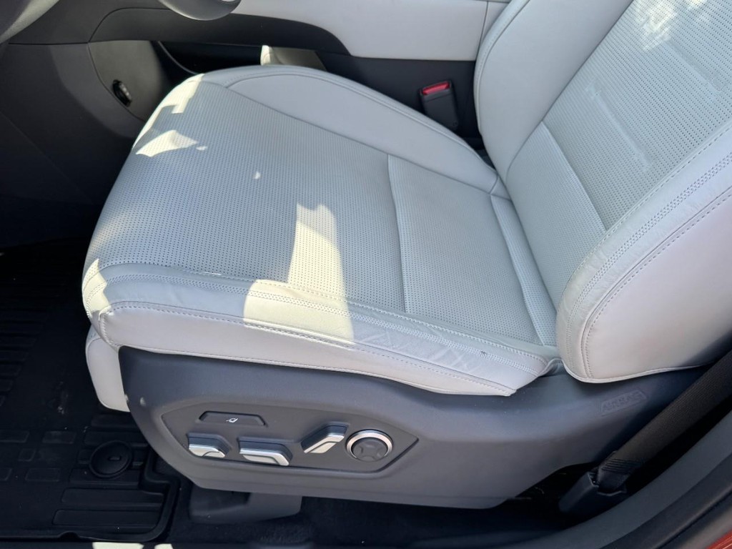 Hyundai Santa Fe Hybrid Vehicle Full-screen Gallery Image 16
