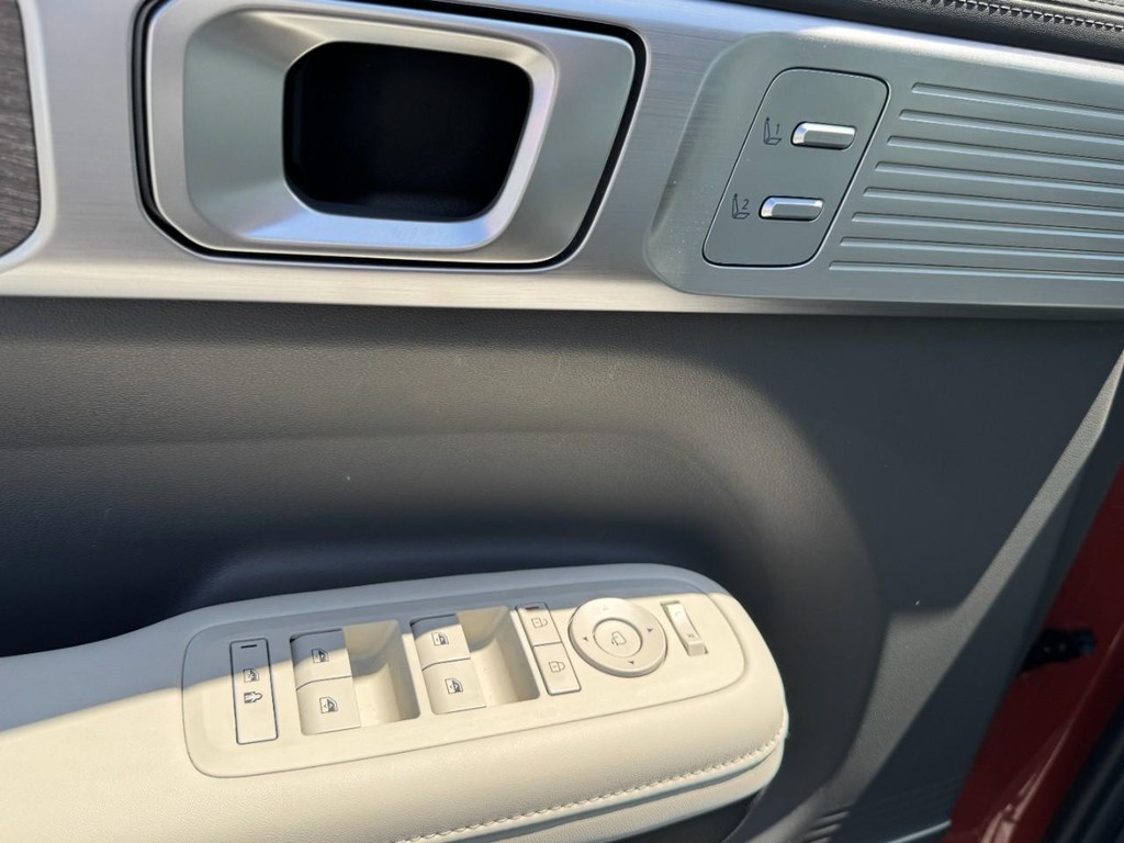 Hyundai Santa Fe Hybrid Vehicle Full-screen Gallery Image 17