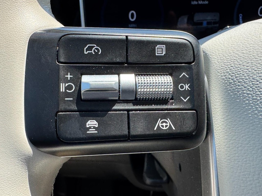 Hyundai Santa Fe Hybrid Vehicle Full-screen Gallery Image 18