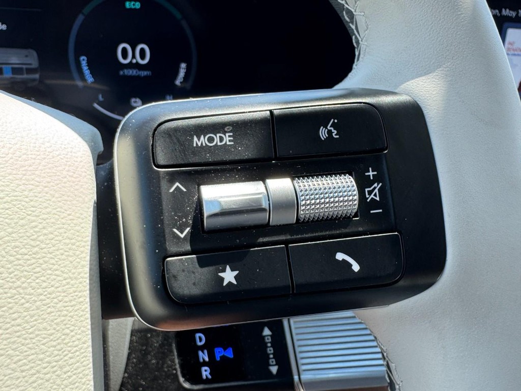 Hyundai Santa Fe Hybrid Vehicle Full-screen Gallery Image 19