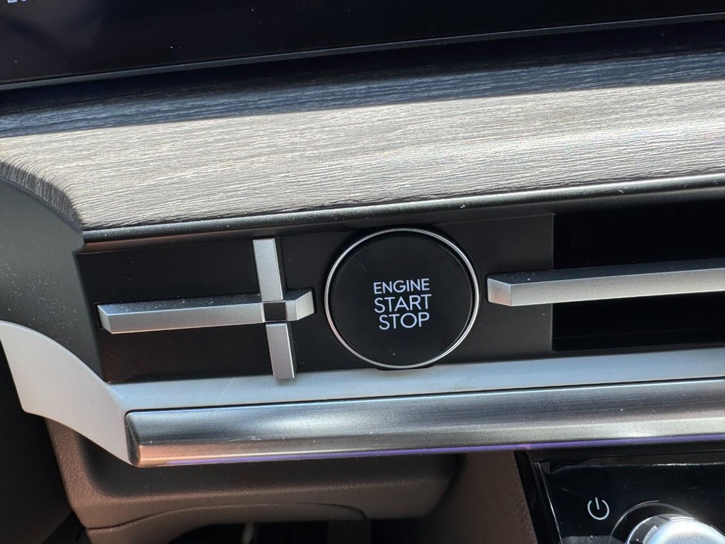 Hyundai Santa Fe Hybrid Vehicle Full-screen Gallery Image 24