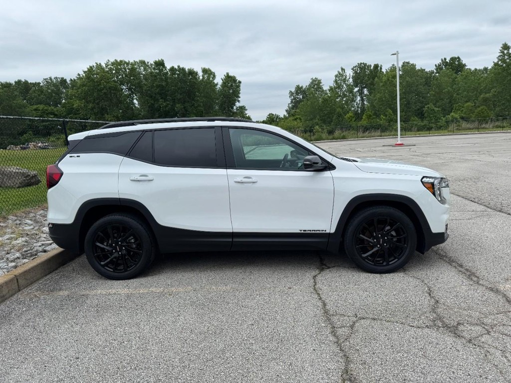 GMC Terrain Vehicle Full-screen Gallery Image 02
