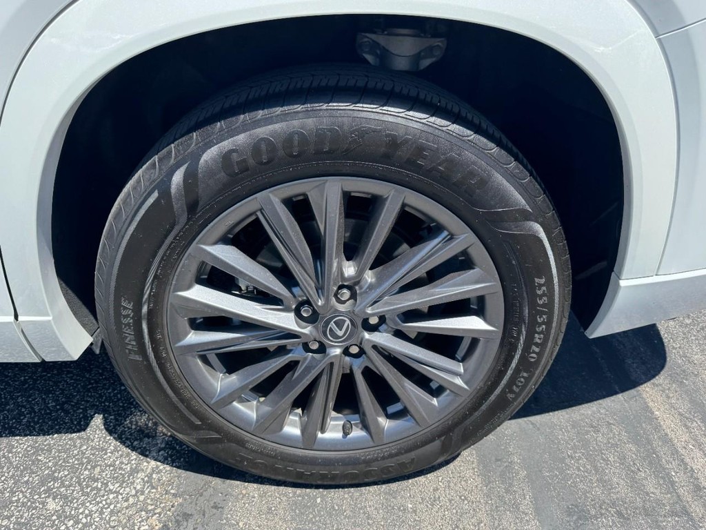 Lexus TX Vehicle Full-screen Gallery Image 07