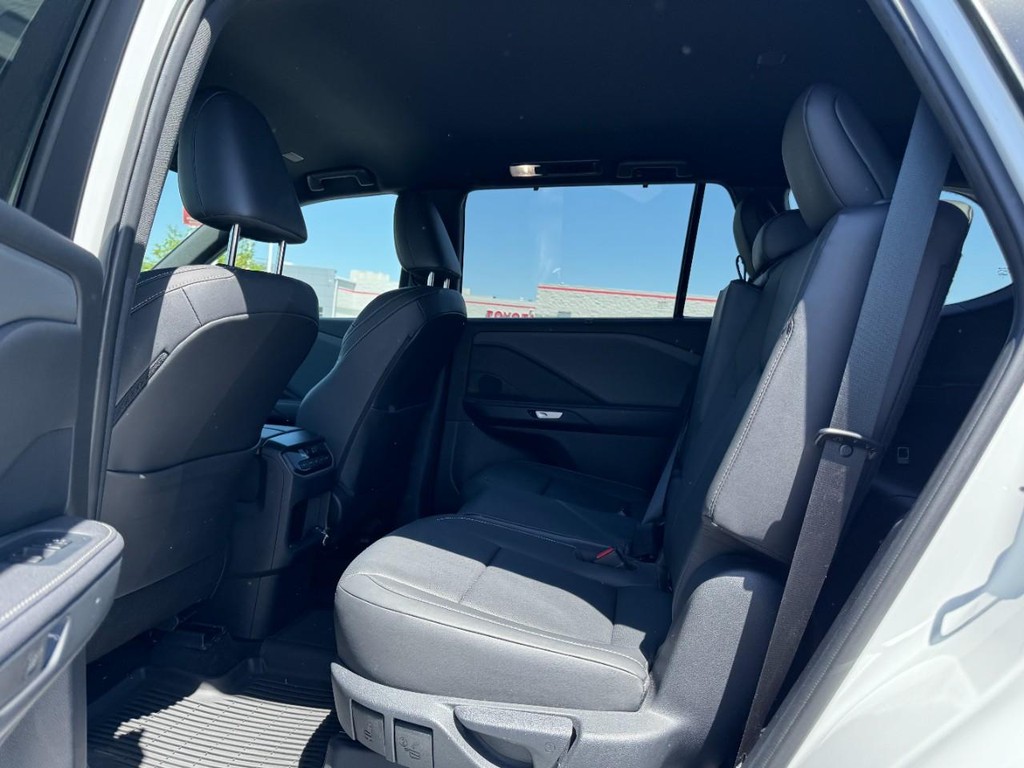 Lexus TX Vehicle Full-screen Gallery Image 10