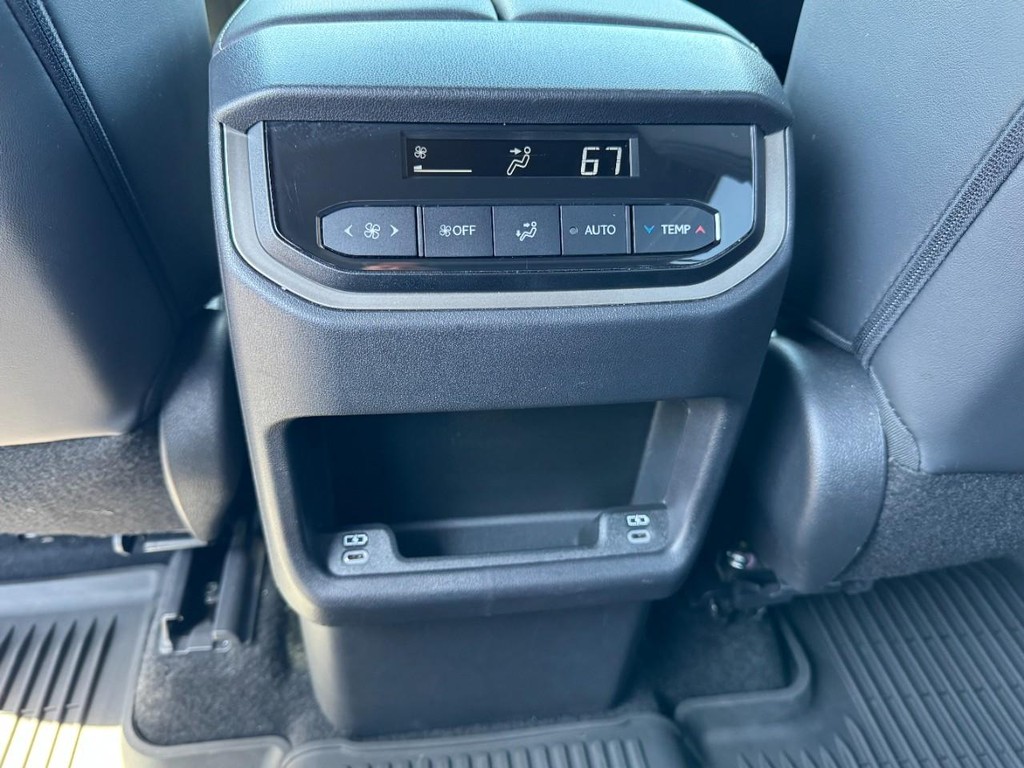 Lexus TX Vehicle Full-screen Gallery Image 12