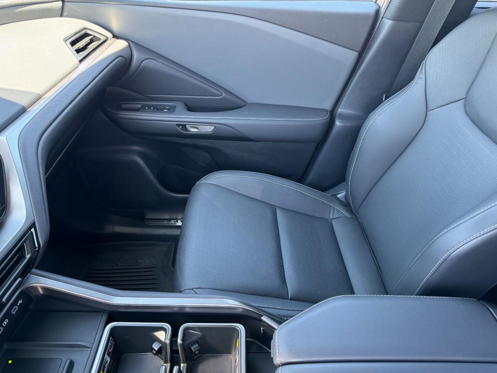 Lexus TX Vehicle Full-screen Gallery Image 15
