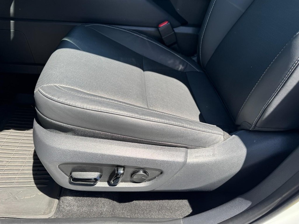 Lexus TX Vehicle Full-screen Gallery Image 16