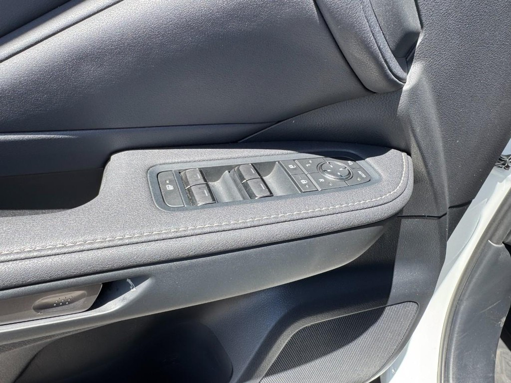 Lexus TX Vehicle Full-screen Gallery Image 17