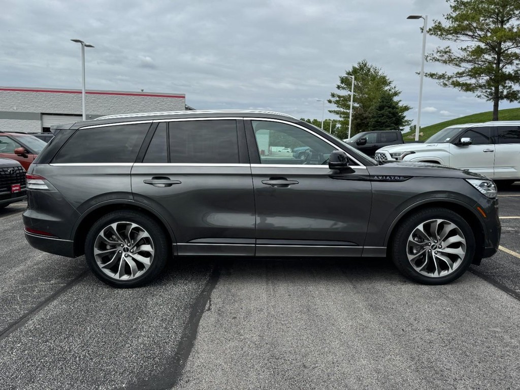 Lincoln Aviator Vehicle Full-screen Gallery Image 02