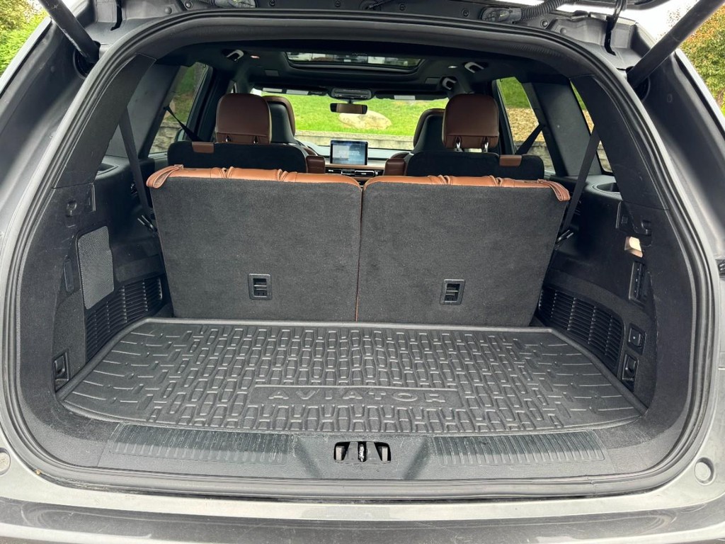 Lincoln Aviator Vehicle Full-screen Gallery Image 06
