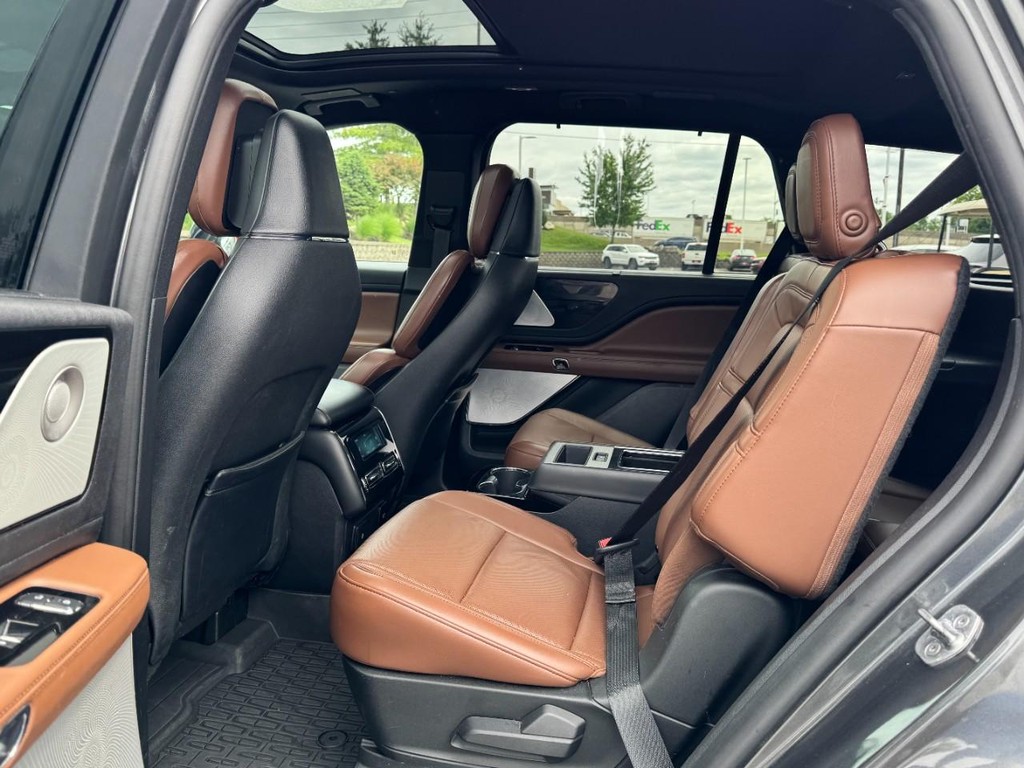 Lincoln Aviator Vehicle Full-screen Gallery Image 10