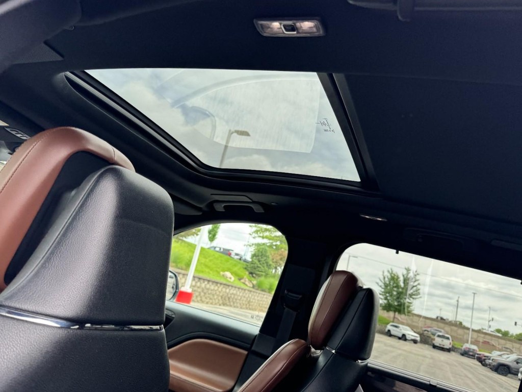 Lincoln Aviator Vehicle Full-screen Gallery Image 11