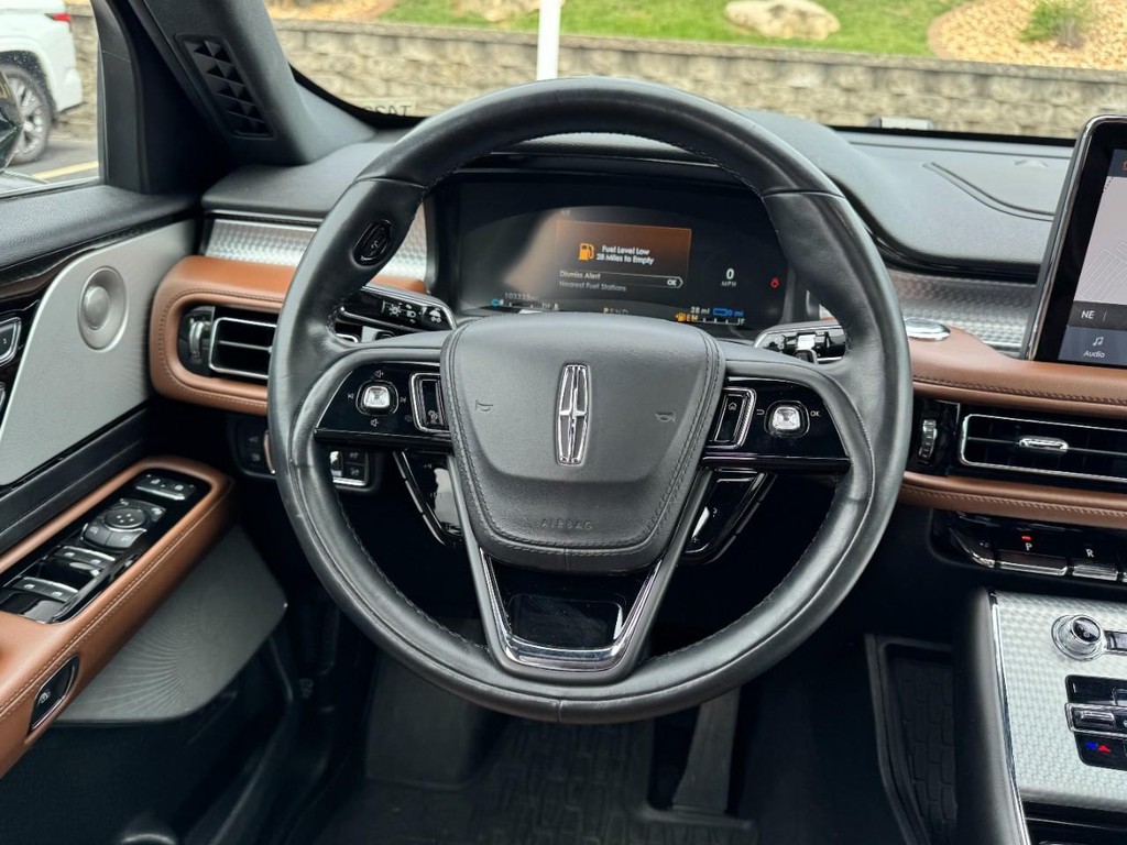 Lincoln Aviator Vehicle Full-screen Gallery Image 14