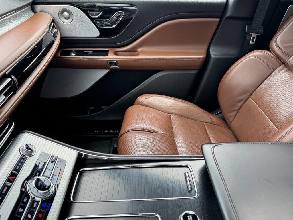 Lincoln Aviator Vehicle Full-screen Gallery Image 15