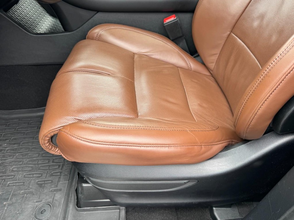 Lincoln Aviator Vehicle Full-screen Gallery Image 16