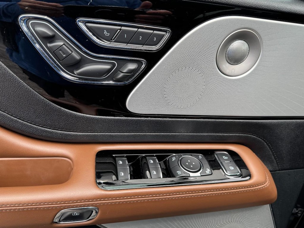 Lincoln Aviator Vehicle Full-screen Gallery Image 17