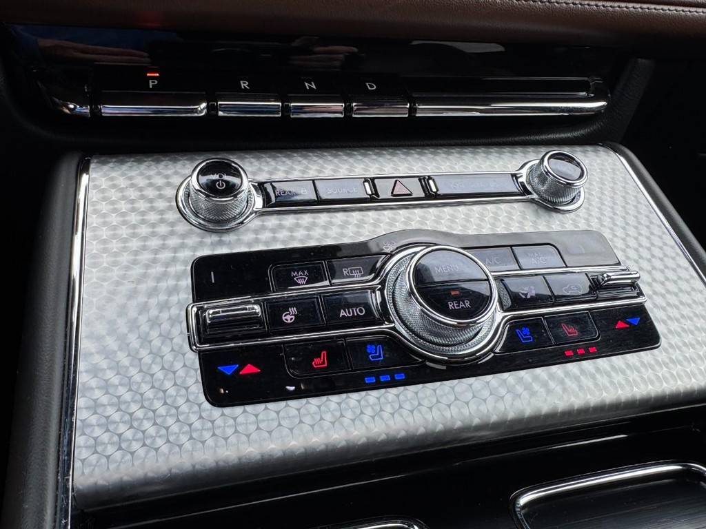 Lincoln Aviator Vehicle Full-screen Gallery Image 20