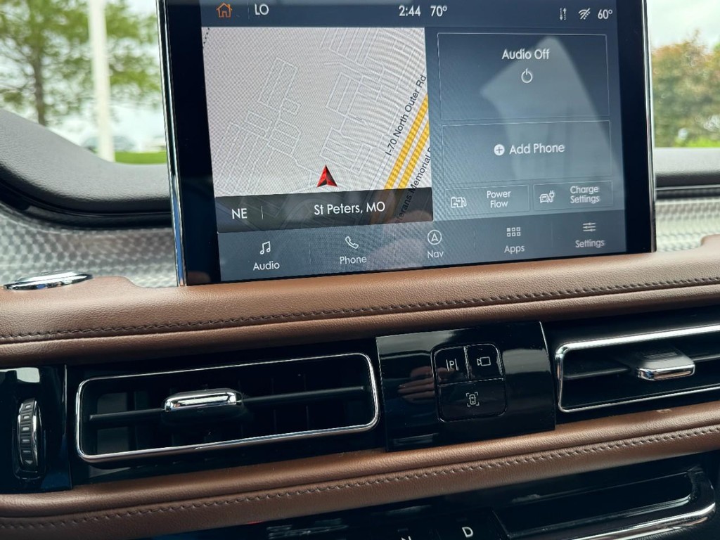 Lincoln Aviator Vehicle Full-screen Gallery Image 21