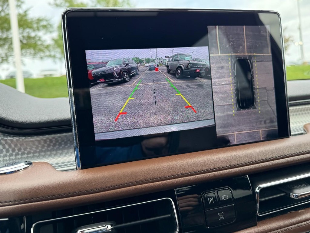 Lincoln Aviator Vehicle Full-screen Gallery Image 23
