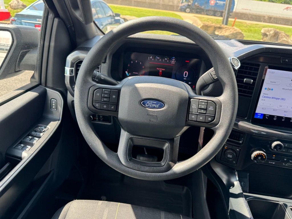 Ford F-150 Vehicle Full-screen Gallery Image 12