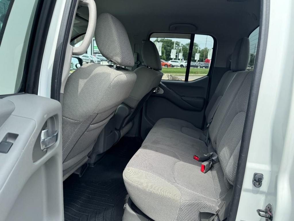 Nissan Frontier Vehicle Full-screen Gallery Image 10
