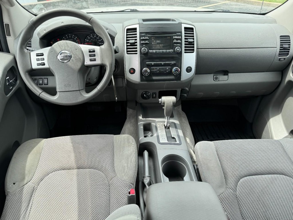 Nissan Frontier Vehicle Full-screen Gallery Image 11