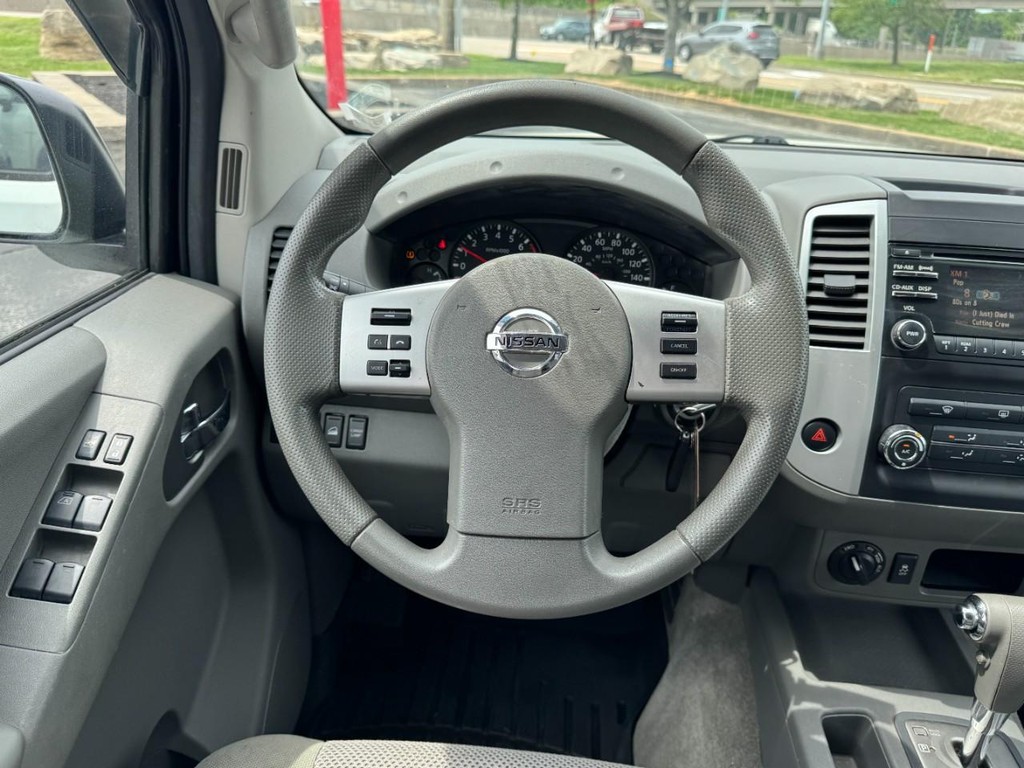 Nissan Frontier Vehicle Full-screen Gallery Image 12