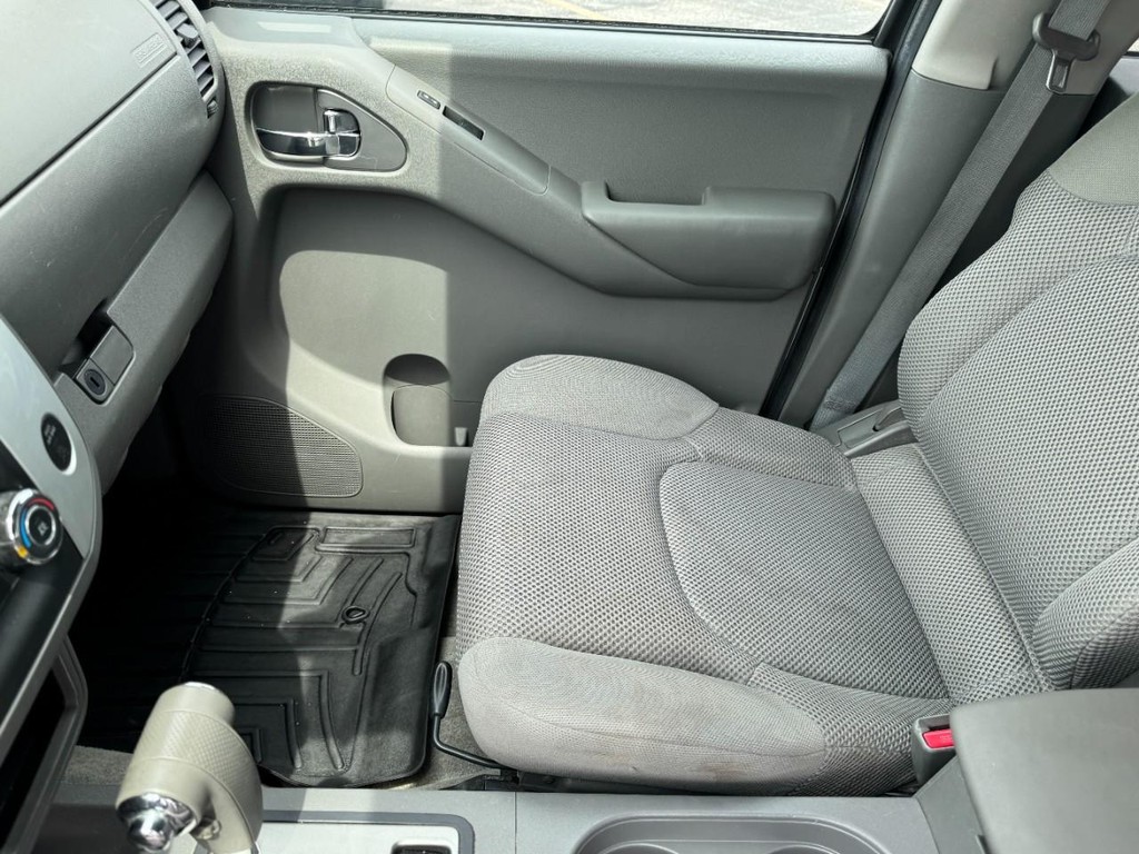 Nissan Frontier Vehicle Full-screen Gallery Image 13