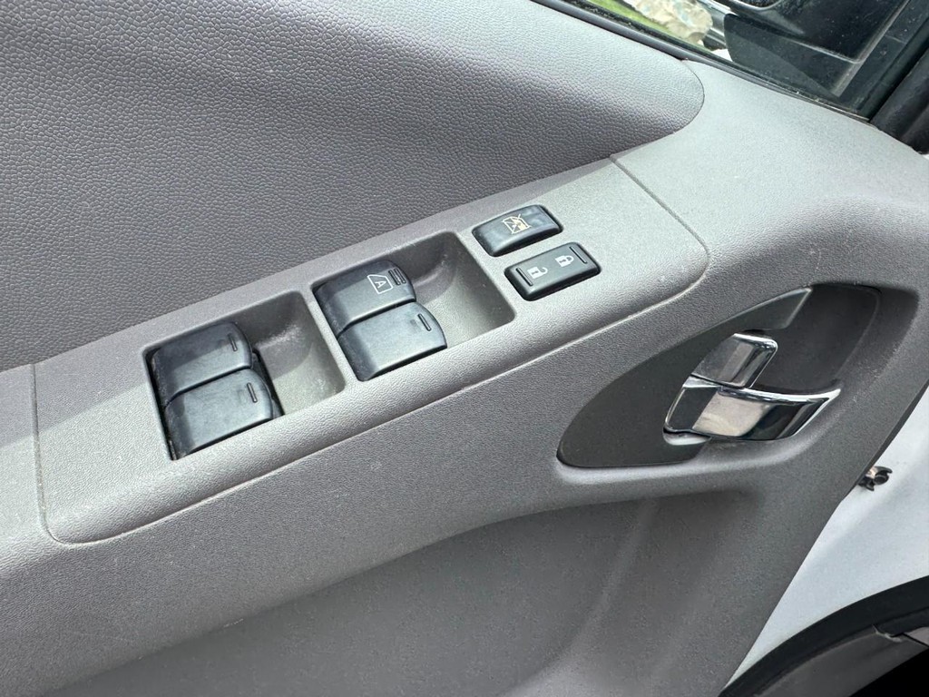Nissan Frontier Vehicle Full-screen Gallery Image 15