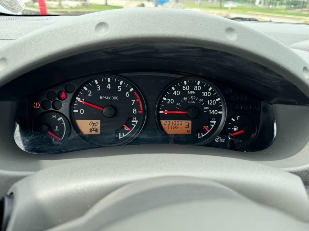 Nissan Frontier Vehicle Full-screen Gallery Image 21