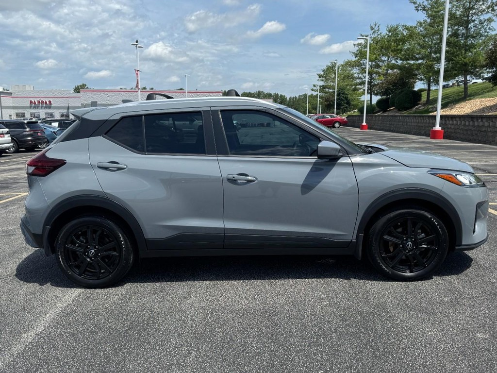 Nissan Kicks Vehicle Full-screen Gallery Image 02