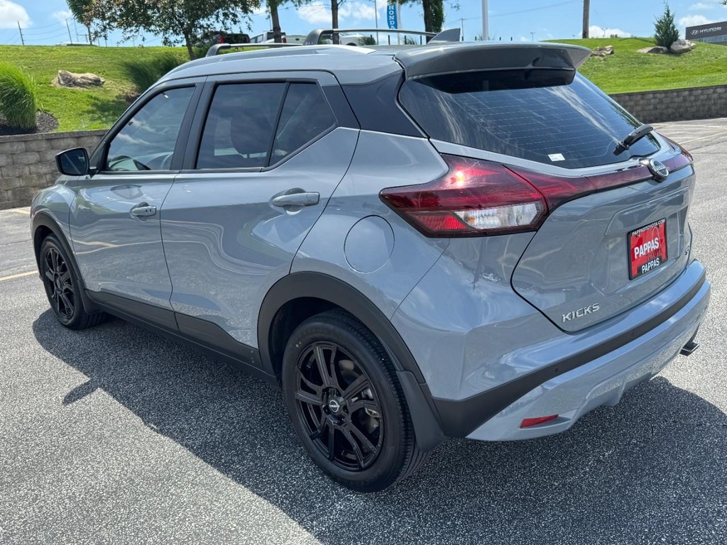 Nissan Kicks Vehicle Full-screen Gallery Image 05